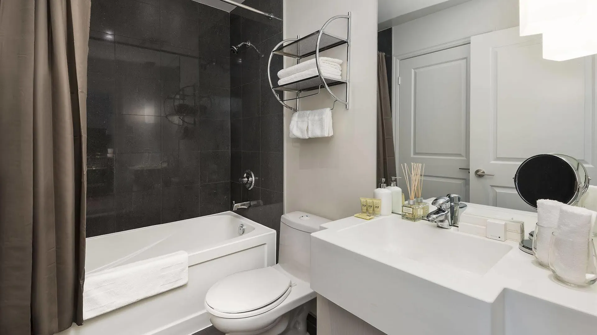 Diamond Vacation Homes - Union Station Toronto Hotel